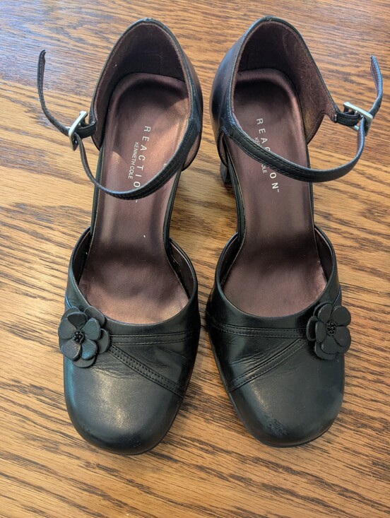 Kenneth Cole Reaction Shoes - Black Kenneth Cole Reaction Women's Mary Jane Pumps with Floral Accent size 7